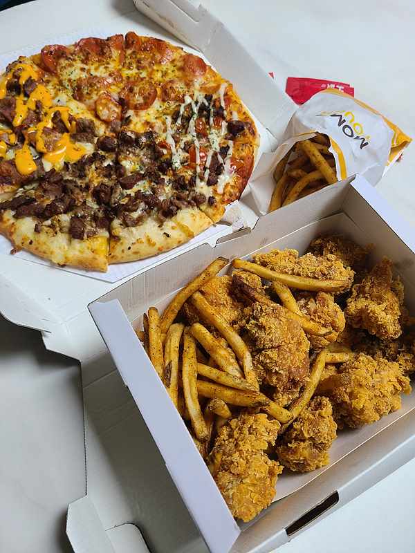 맘스터치 피자와 치킨